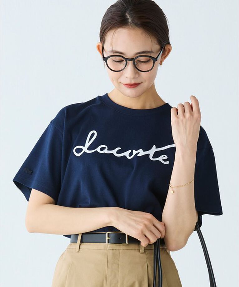 LACOSTE「【オンライン限定】LACOSTE スクリプトネームロゴ  ルーズシルエットハーフスリーブTシャツ」|Tシャツ・カットソー|
