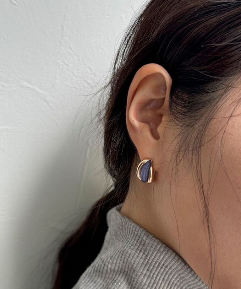 fredy emue「チタンポストカラーサンドドロップピアス」|ピアス|ブルー