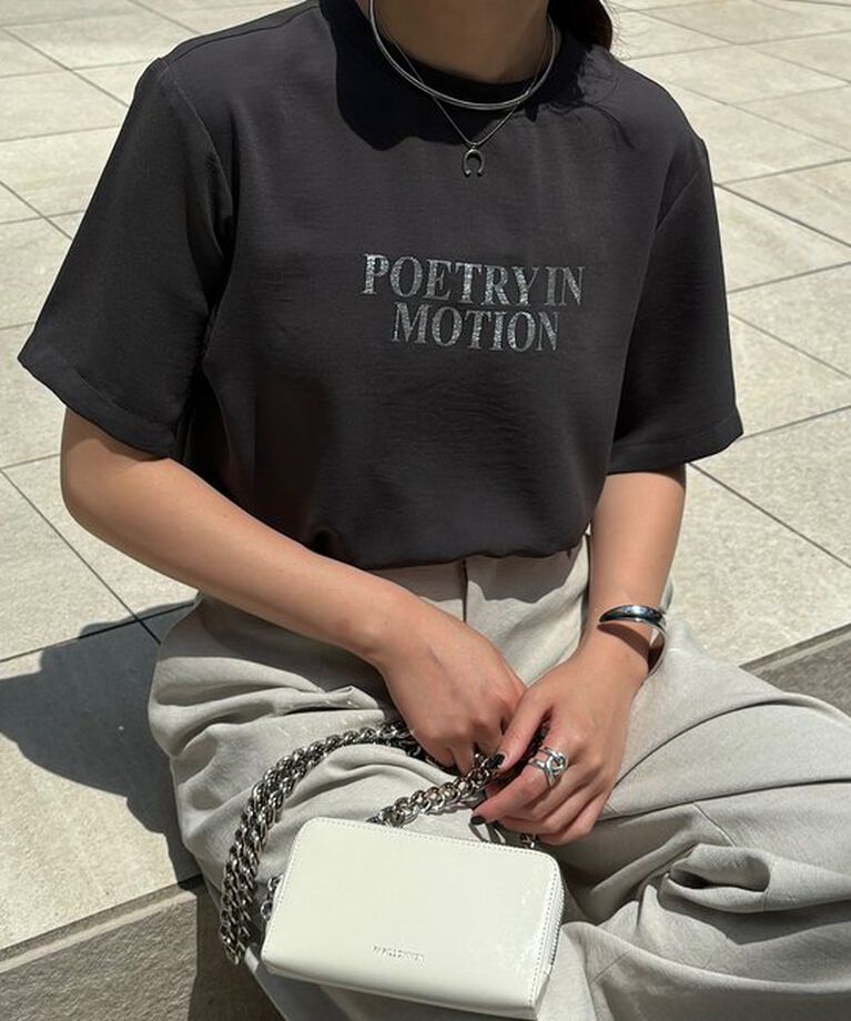  「【大人のロゴT】前後2WAYストレッチジョーゼットロゴTシャツ」|Tシャツ・カットソー|チャコールグレー