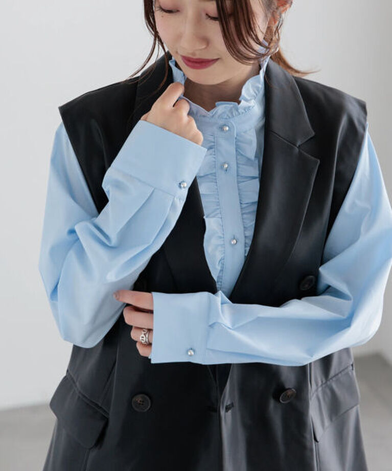 Te chichi「メタルボタンスタンドフリルブラウス《2025spring catalog item》」|シャツ・ブラウス|サックスブルー