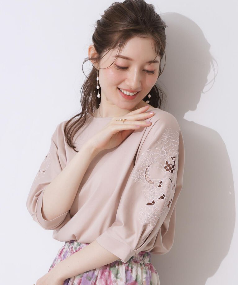 Couture broach「【接触冷感・洗える・UV機能付き・二の腕カバー】デイジー＆リボン エンブロドルマントップス」|Tシャツ・カットソー|