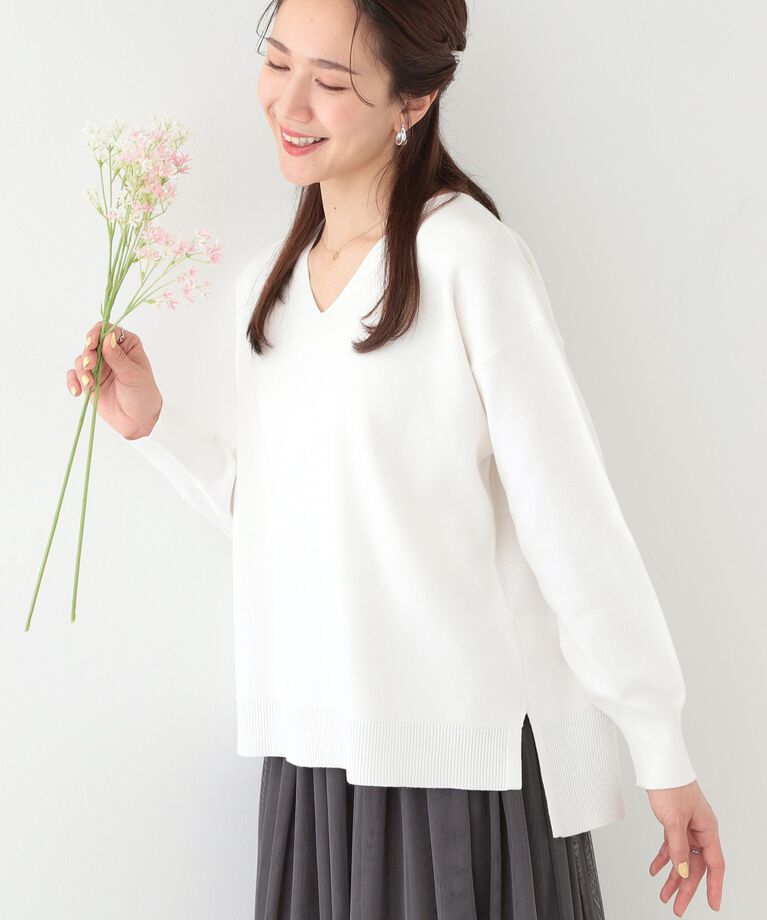SHOO･LA･RUE「【洗える/S-LL】お顔周りすっきり 優しい肌触りのVネックニット」|ニット・セーター|オフホワイト(003