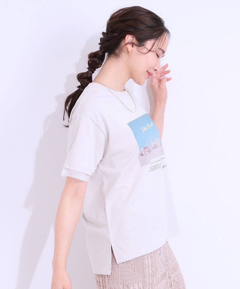 SHOO･LA･RUE「【S-LL/接触冷感/UVカット】選べる3柄 お袖チュールで差をつける ロゴプリントTシャツ」|Tシャツ・カットソー|