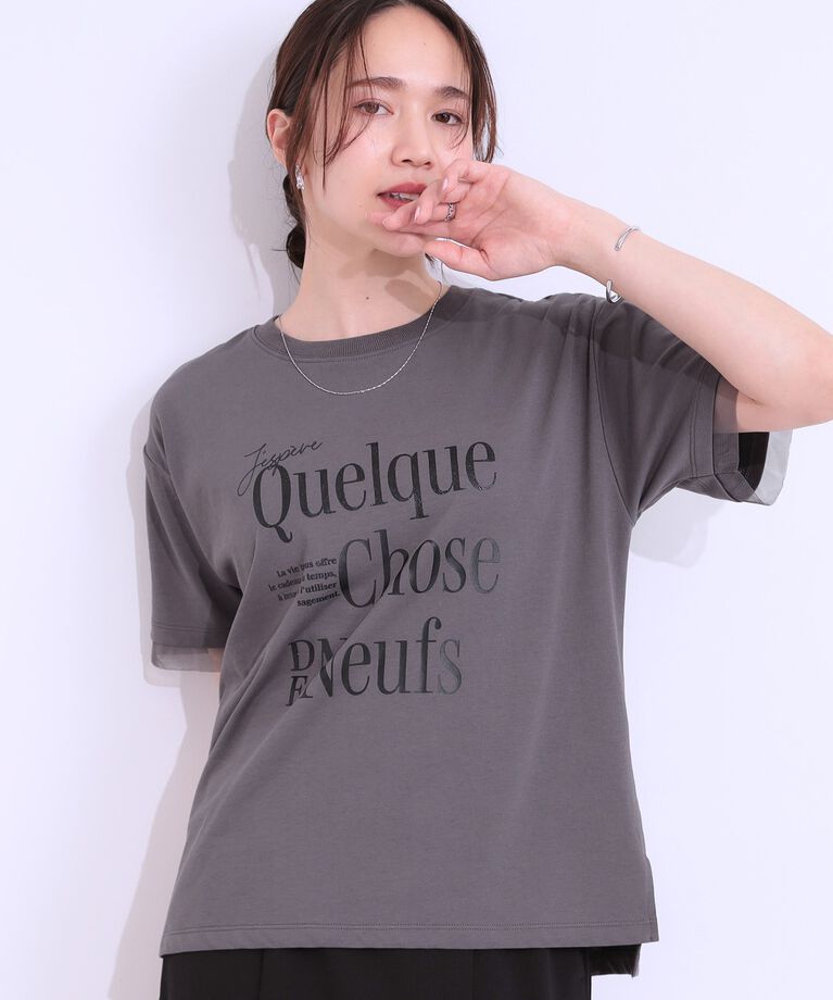 SHOO･LA･RUE「【S-LL/接触冷感/UVカット】選べる3柄 お袖チュールで差をつける ロゴプリントTシャツ」|Tシャツ・カットソー|チャコールグレー(1