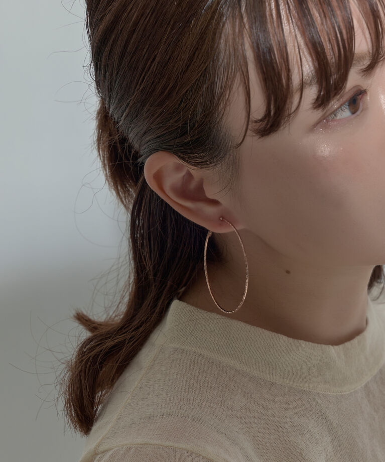 Phoebe「ツイストラインフープイヤリング　ローズゴールド」|イヤリング|
