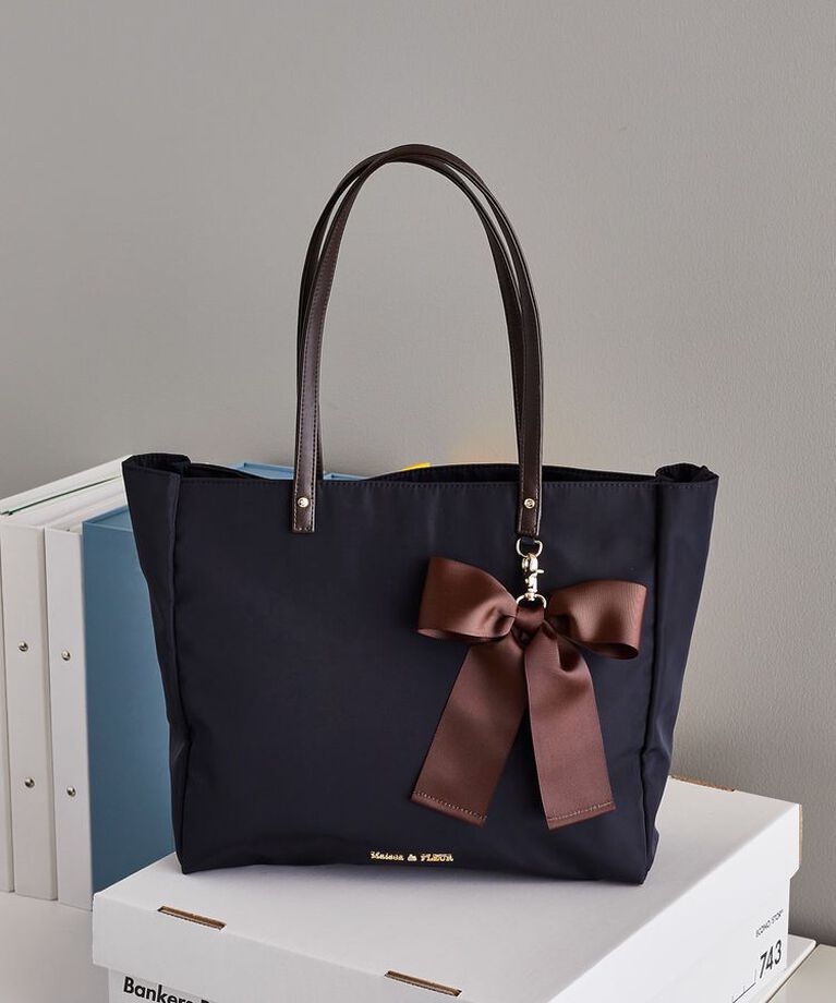 Maison de FLEUR「リボンチャーム付き3ルームトートバッグ」|トートバッグ|ネイビー