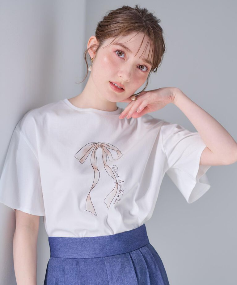 Couture broach「【マシンウォッシャブル・接触冷感・UV機能】60リボンロゴプリント フレアーT」|Tシャツ・カットソー|